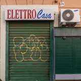 Vediamo l�abbandono del negozio �Elettro Casa�...